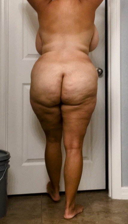 Curvy Latina MILF Soaps Up That Perfect Body 18
