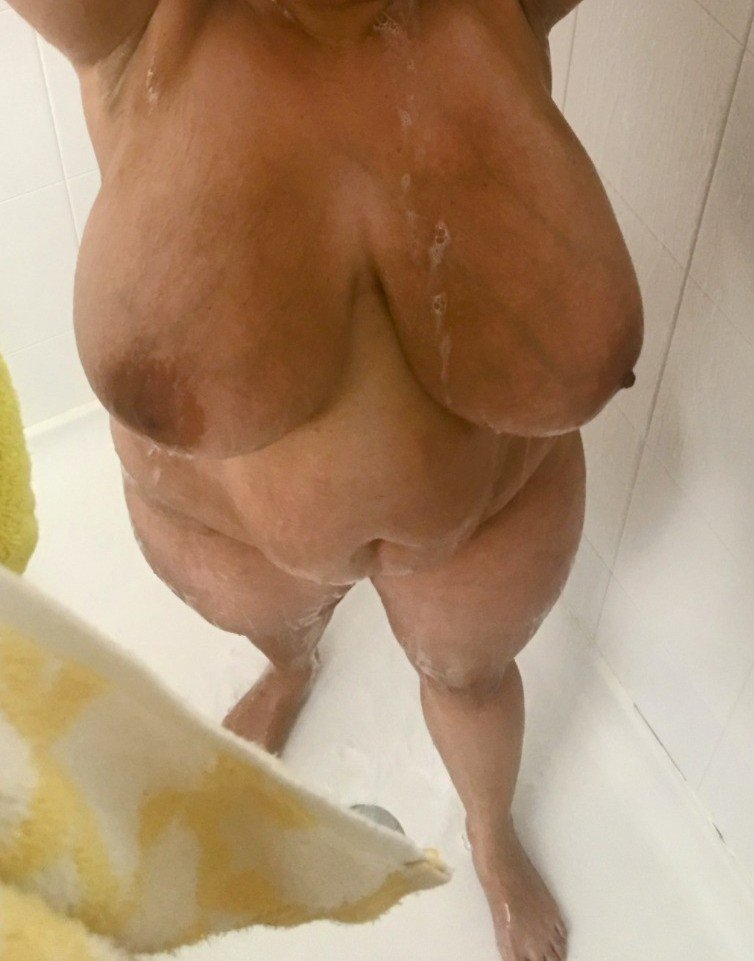 Curvy Latina MILF Soaps Up That Perfect Body 30