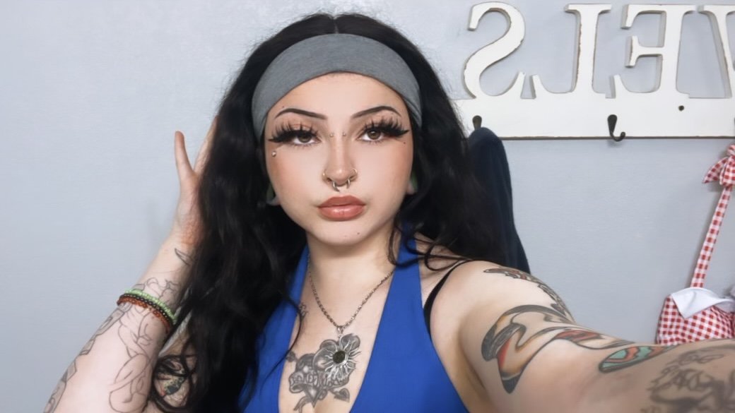 Goth Beauty With Tattoos And A Dangerous Look 2