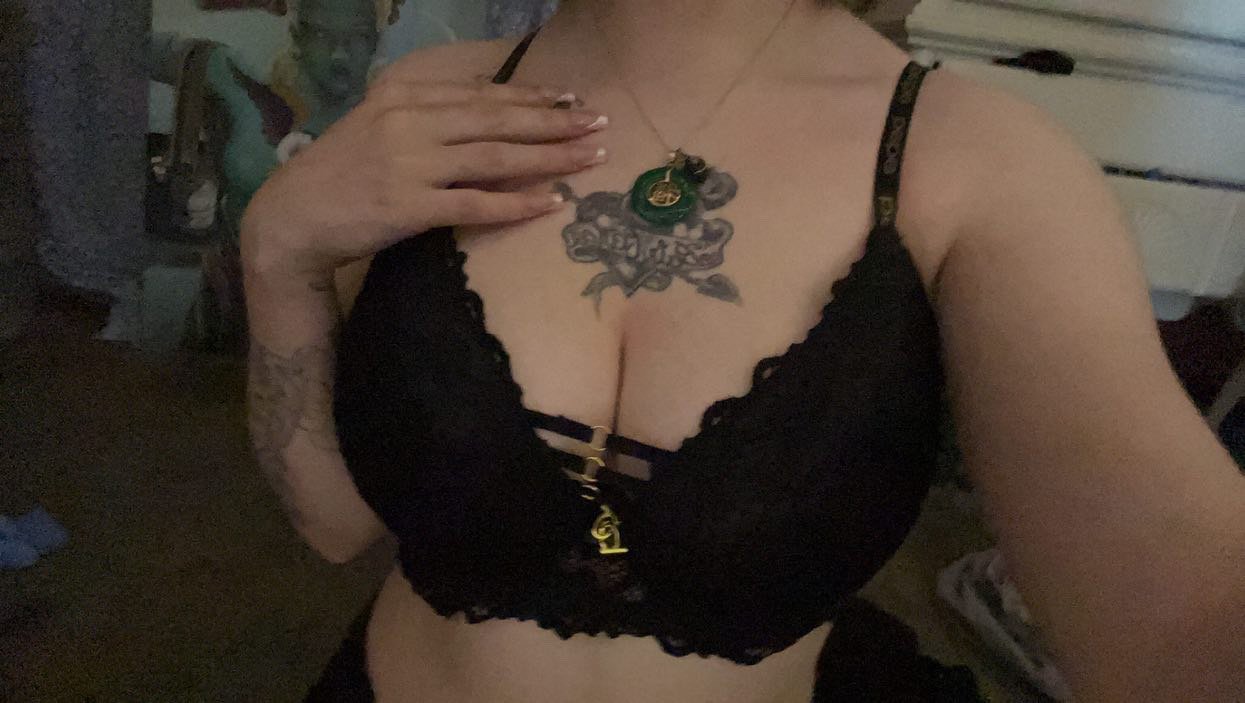 Goth Beauty With Tattoos And A Dangerous Look 3