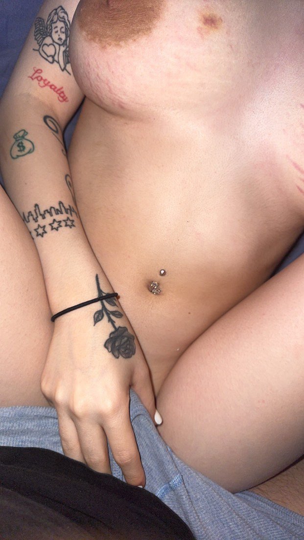Baby puttana teen ama il cazzo. DM per cartella. Dm per 10 minuti di sextape $$$ 30
