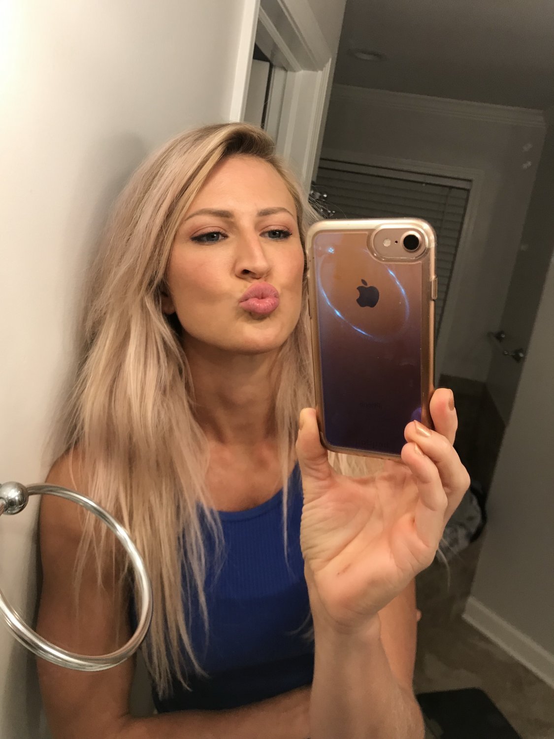 Boazuda MILF Snaps A Sultry Blonde Selfie 6