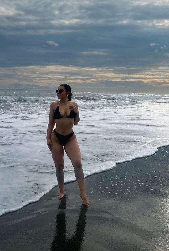 Latynoska z przyjaznym pośladkiem i grubymi cyckami (bez nagości) 9