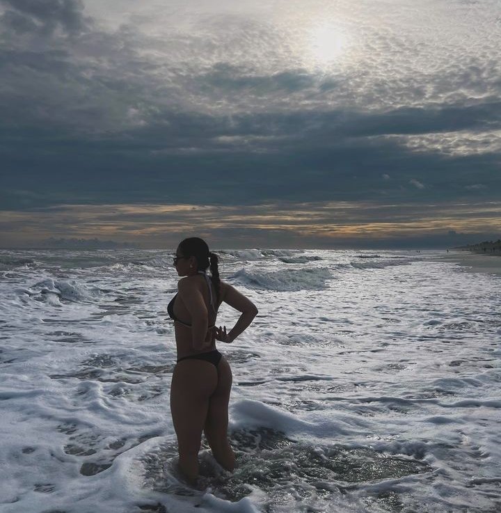 Latynoska z przyjaznym pośladkiem i grubymi cyckami (bez nagości) 11