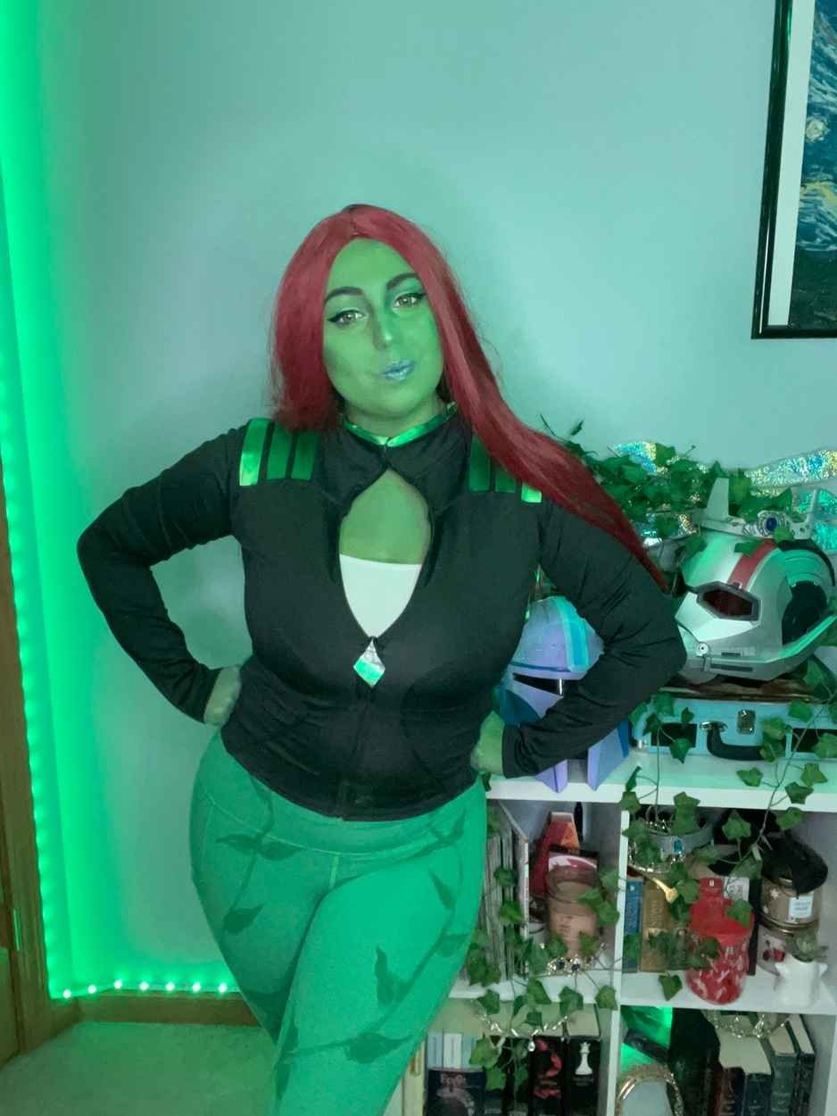 Thick Cosplay Redhead Ari Brings Poison Ivy To Life 1