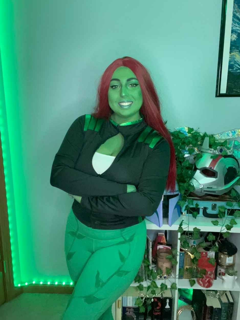 Thick Cosplay Redhead Ari Brings Poison Ivy To Life 6