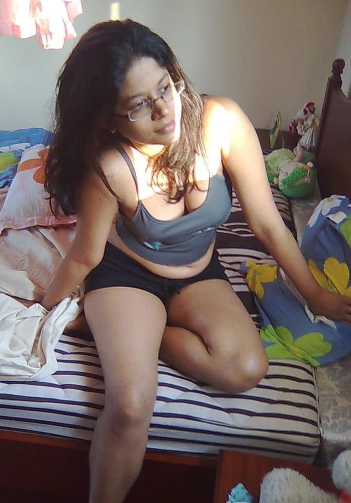 Sri Lankan Beauty Gets Frisky On Cam 6