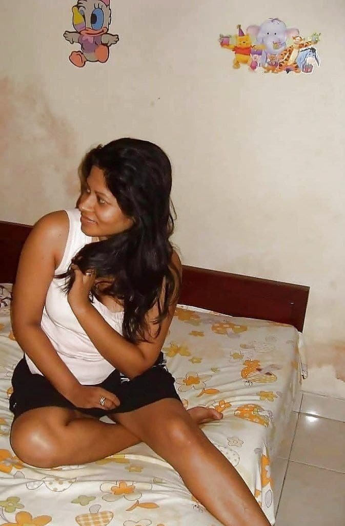 Sri Lankan Beauty Gets Frisky On Cam 9