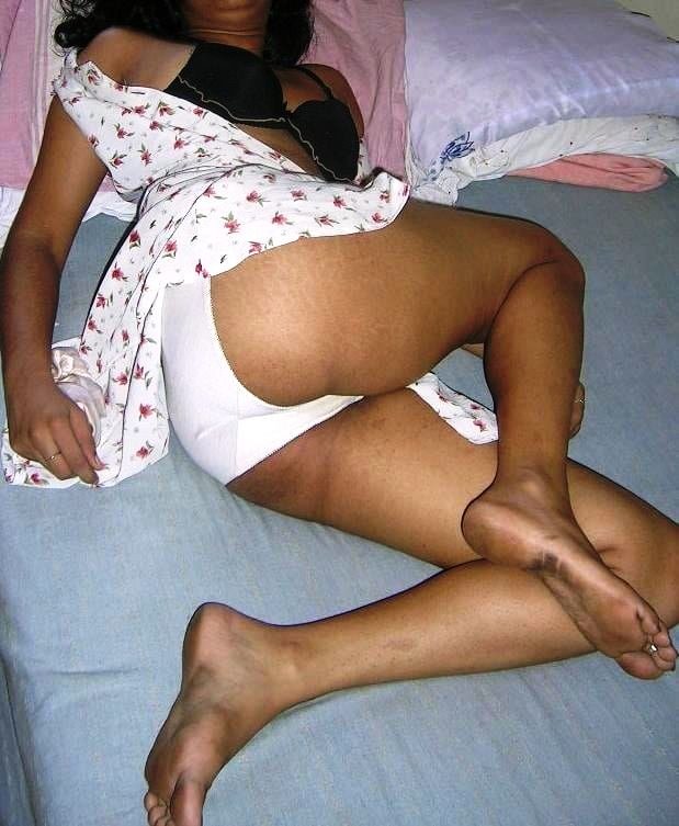 Sri Lankan Beauty Gets Frisky On Cam 12