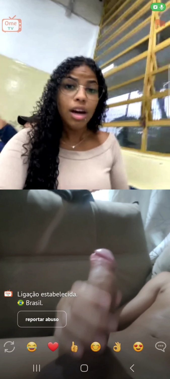 Streberin reagiert mit Schock, als sie einen großen Schwanz sieht. 1