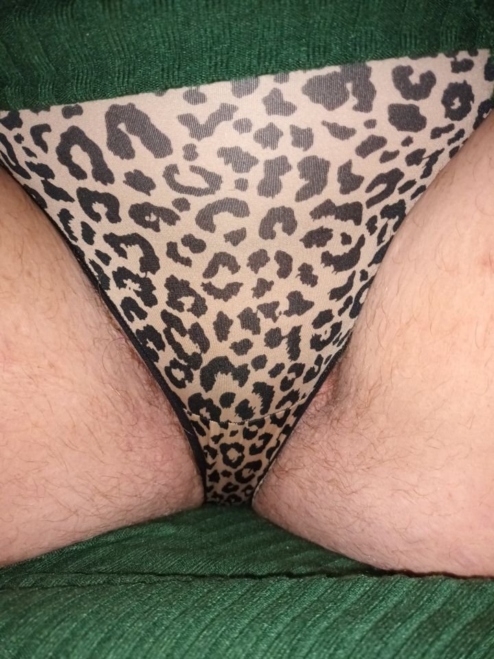 moglie porcellina pelosa che annusa e mastica le mutandine di pissy 7