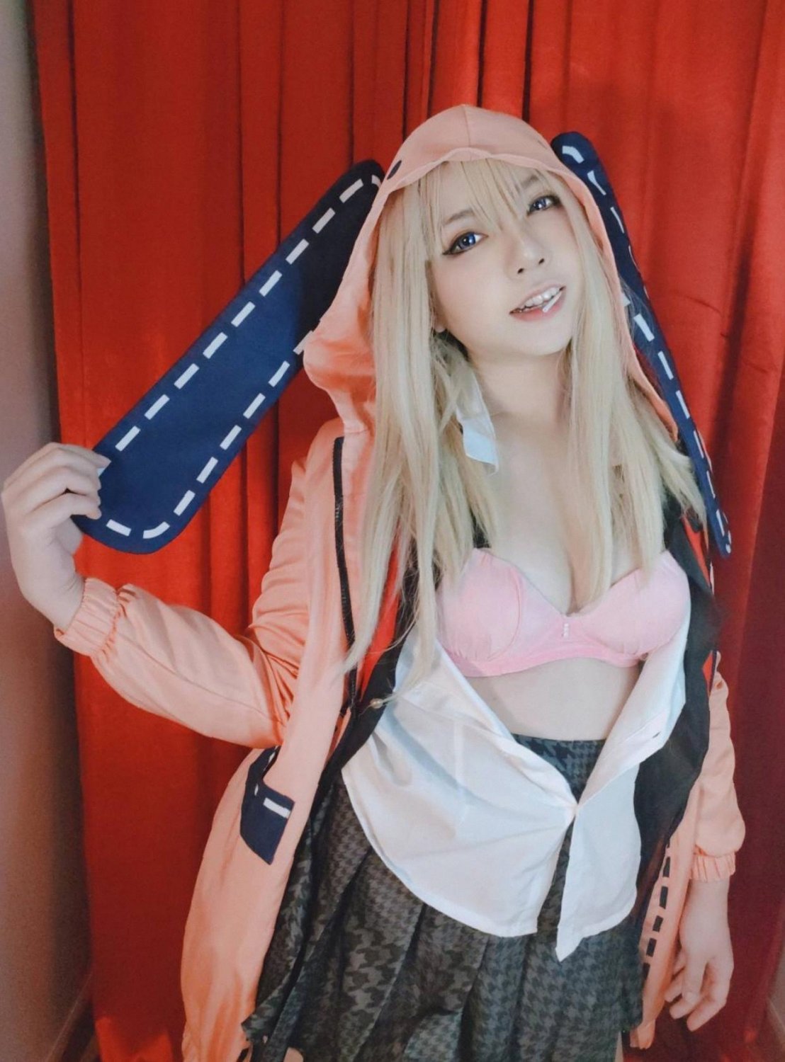 Cosplay Babe Says She’s Good Enough to Eat 2
