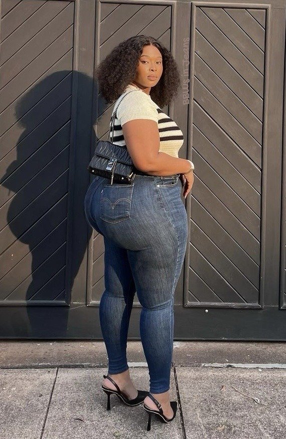 Popi P Rocks Those Tight Jeans Like a Dream 2