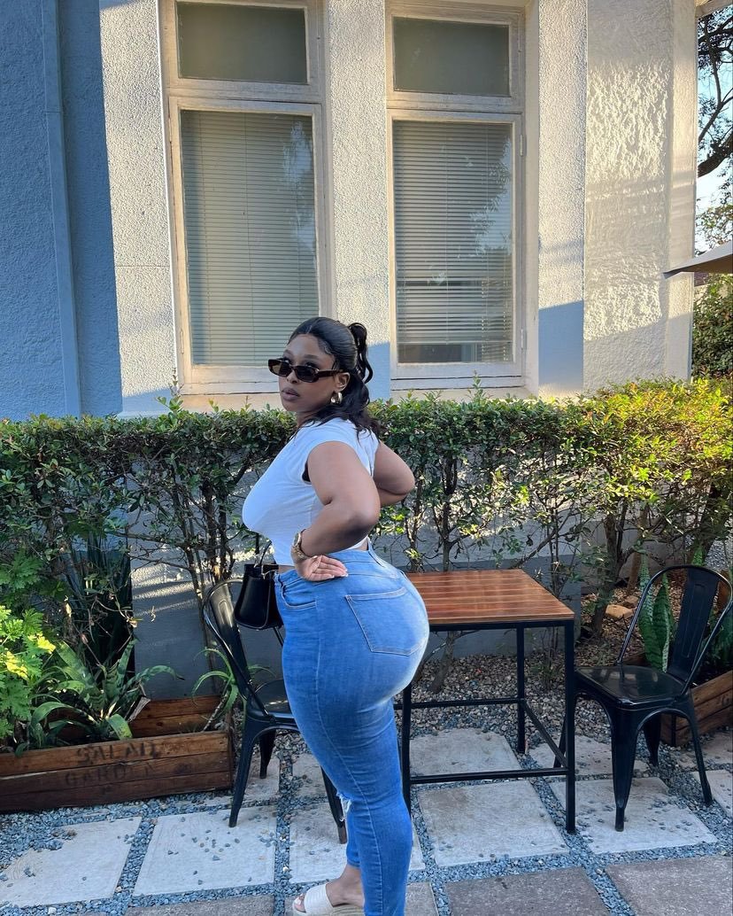 Popi P Rocks Those Tight Jeans Like a Dream 3
