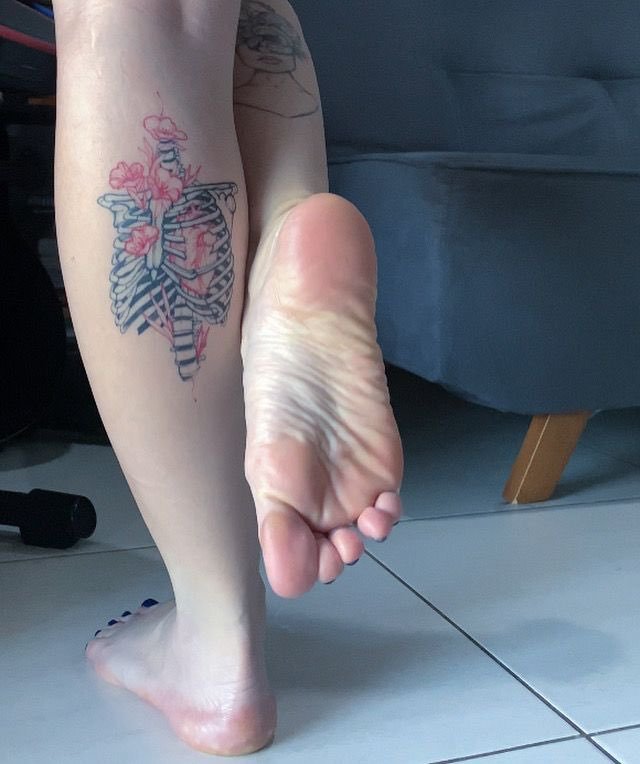 Hottie’s Petits Pieds Tease in Sizzling Foot Fetish Action 4