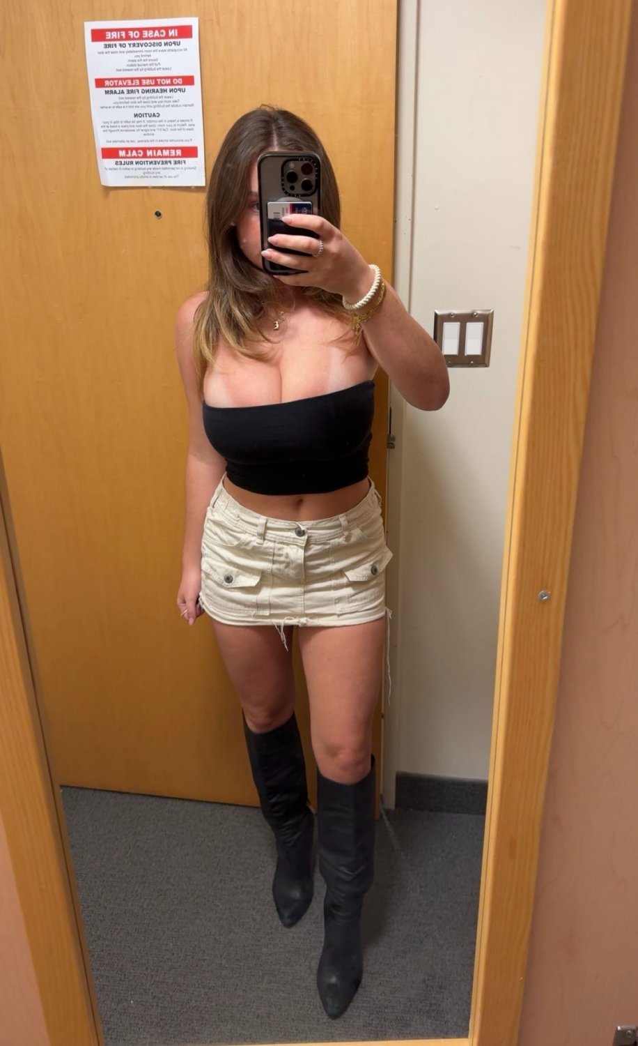 Bosomy adolescente de pelo castaño 4