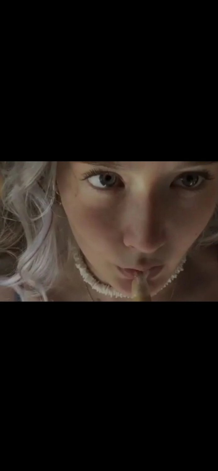 Urocza nastolatka uwielbia ekspozycję 2