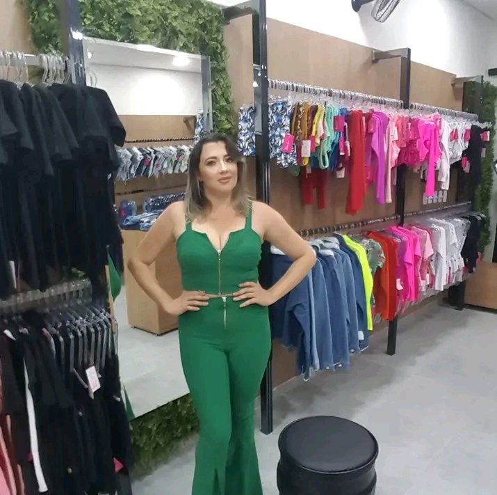 Dona de loja gostosa demais 9