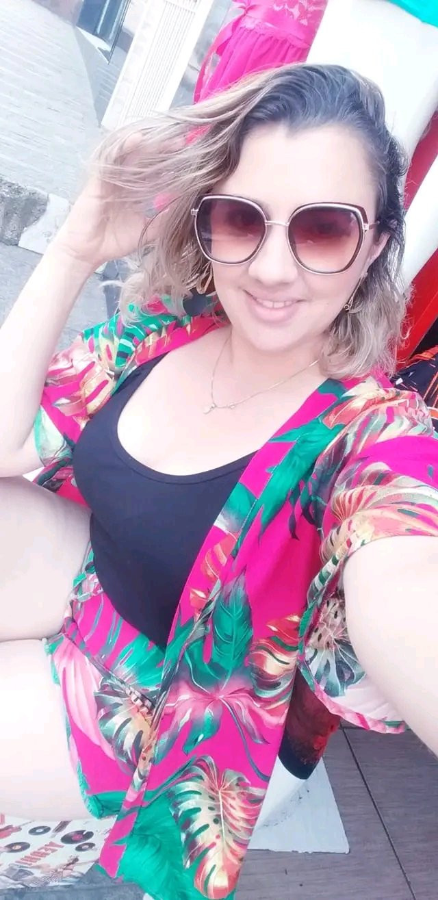 Dona de loja gostosa demais 11