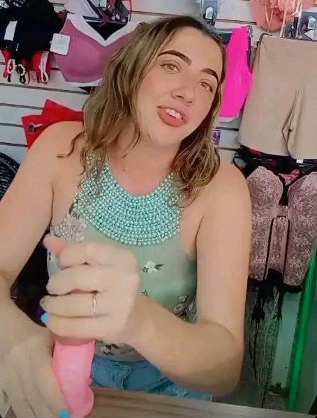 Dona de loja gostosa demais 19