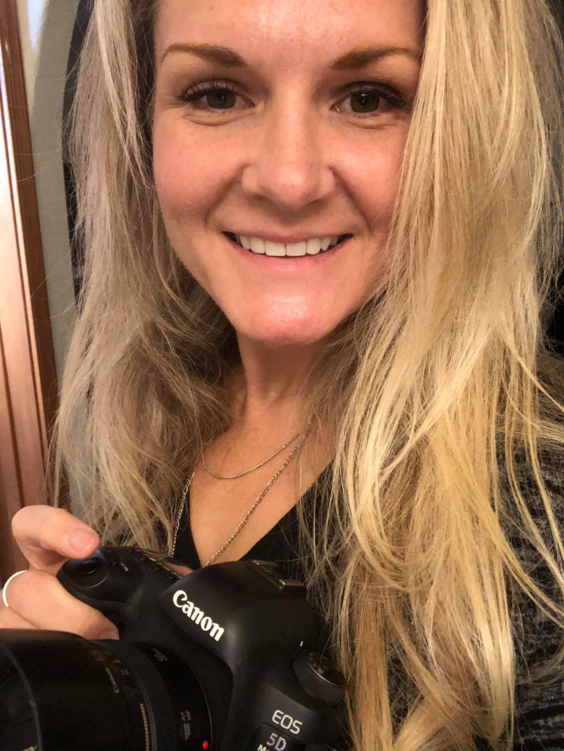 Samantha sait comment commencer une vidéo de mardi gras. Avec un grand sourire et des seins percés. 8