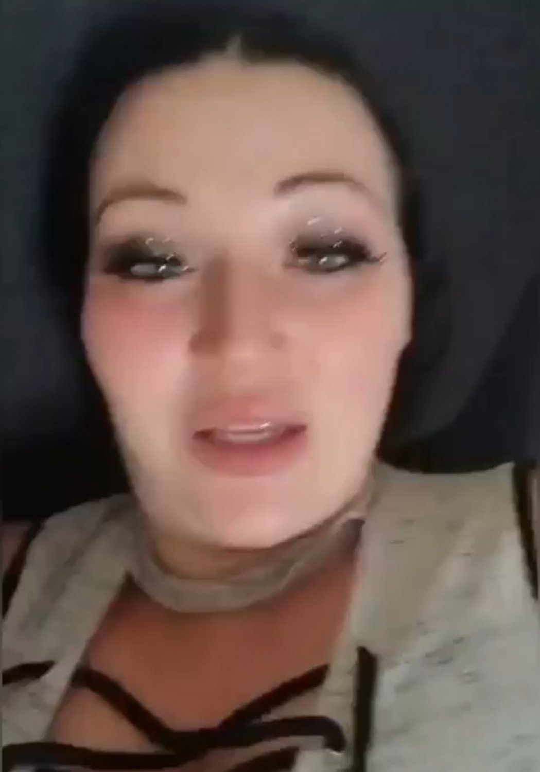 자메이카에서 휴가를 보내고 있는 여자 친구를 데리고 즐거운 시간을 보내고 있습니다. 1