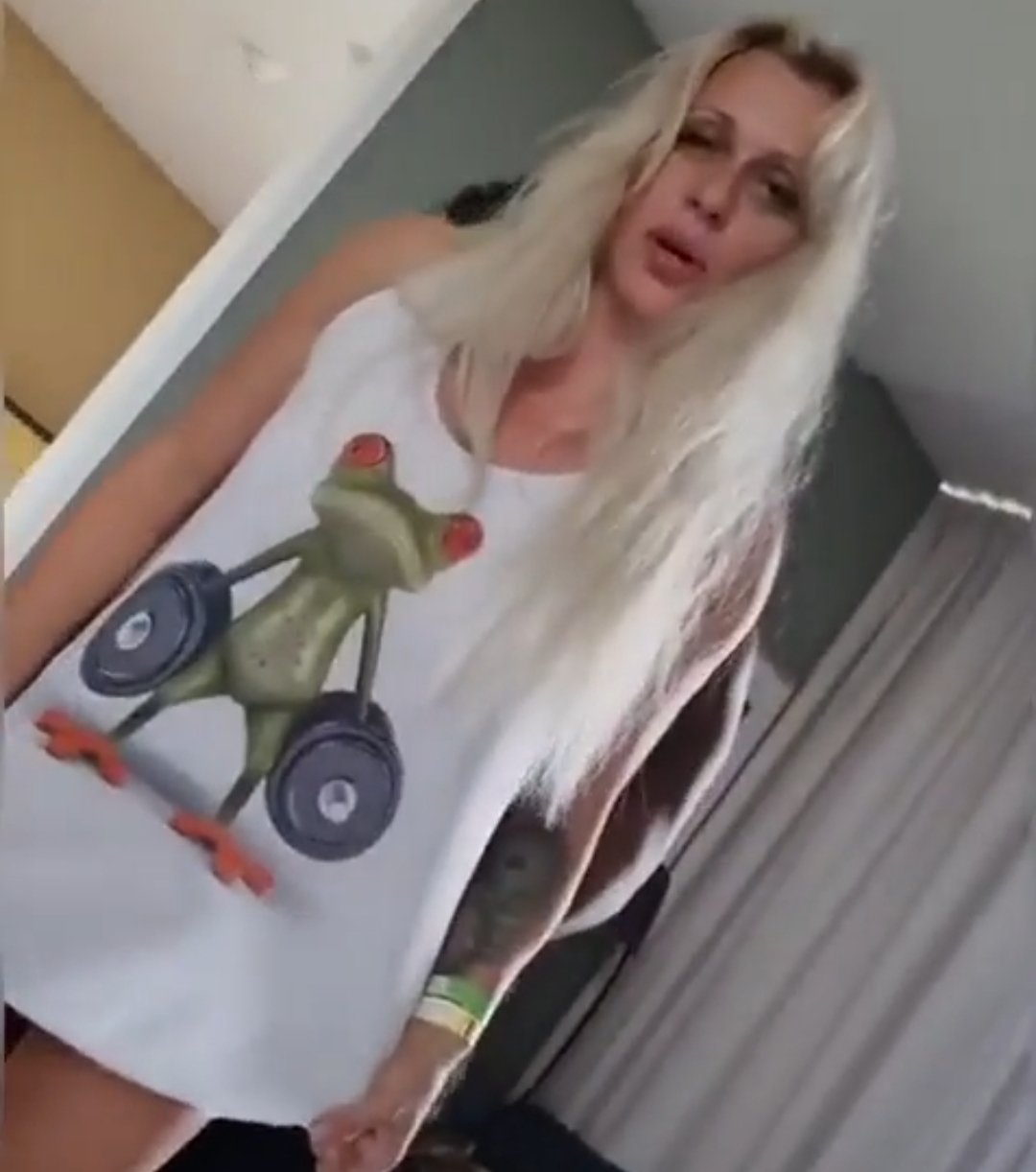 자메이카에서 휴가를 보내고 있는 여자 친구를 데리고 즐거운 시간을 보내고 있습니다. 2