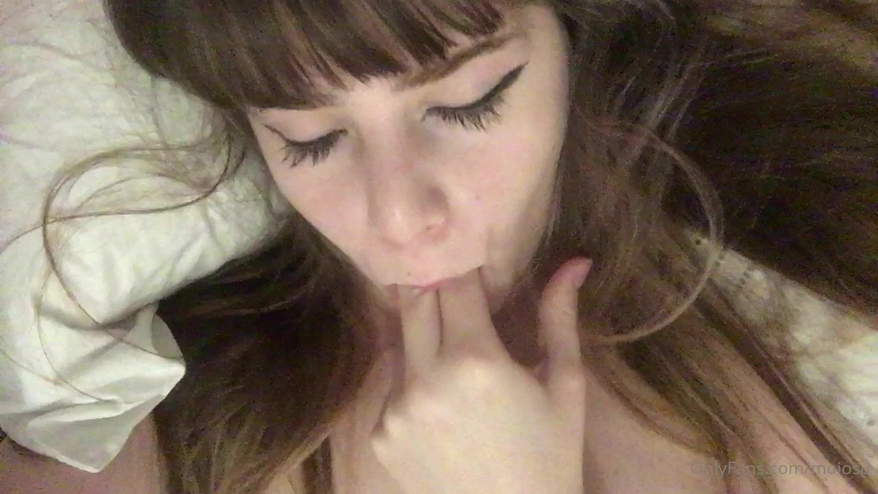 Moios Lights Up The Cam With Her Tease 7