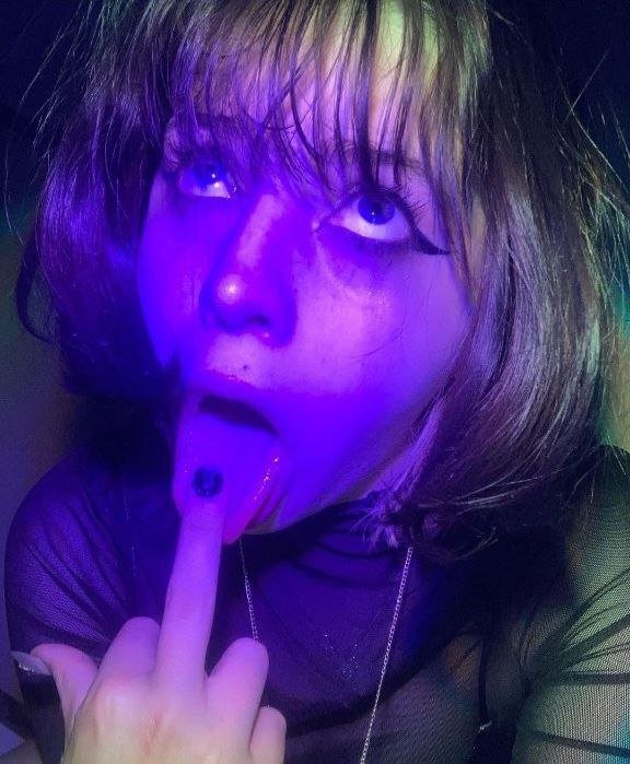 Moios Lights Up The Cam With Her Tease 8