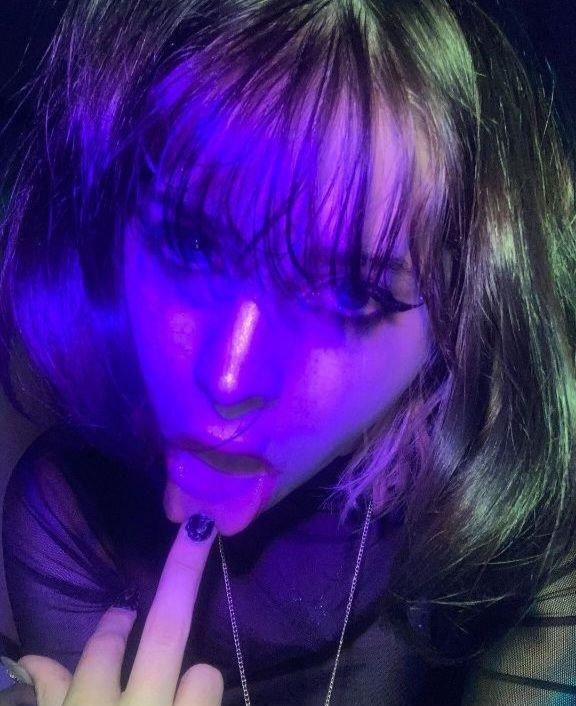 Moios Lights Up The Cam With Her Tease 9