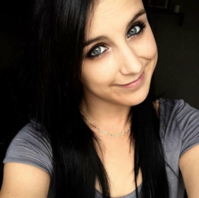 サブリナが秘密のチャットピックでカーブを誇示 1