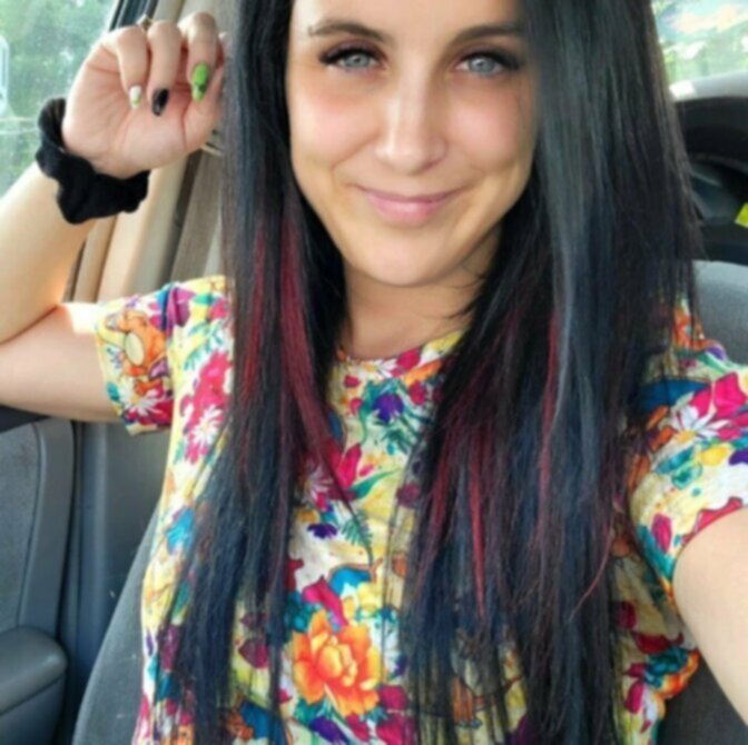 サブリナが秘密のチャットピックでカーブを誇示 2