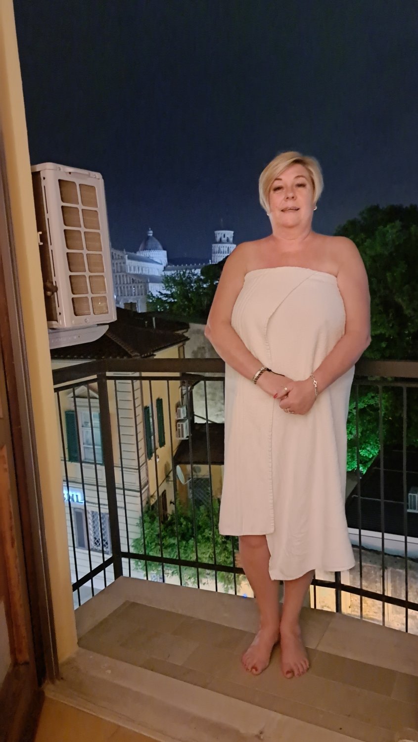Femme britannique aux cheveux clairs Tina 1
