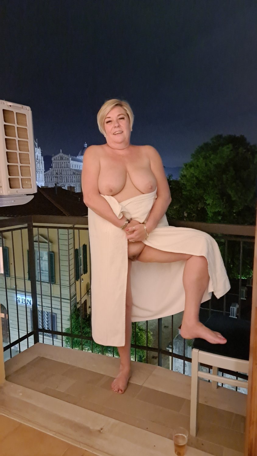 Femme britannique aux cheveux clairs Tina 5