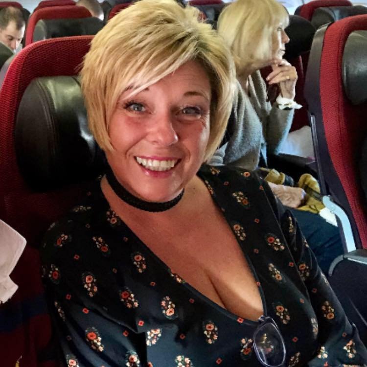 Femme britannique aux cheveux clairs Tina 12