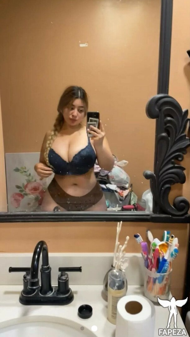 BbyBri14 Shares A BBW Tease Selfie 1