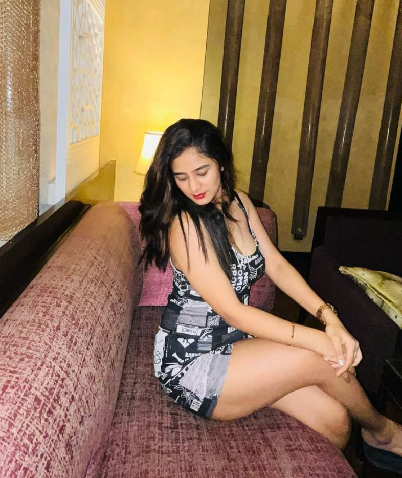 Cuck Exposes His Slutty Girl for the World — She Loves the Attention 1