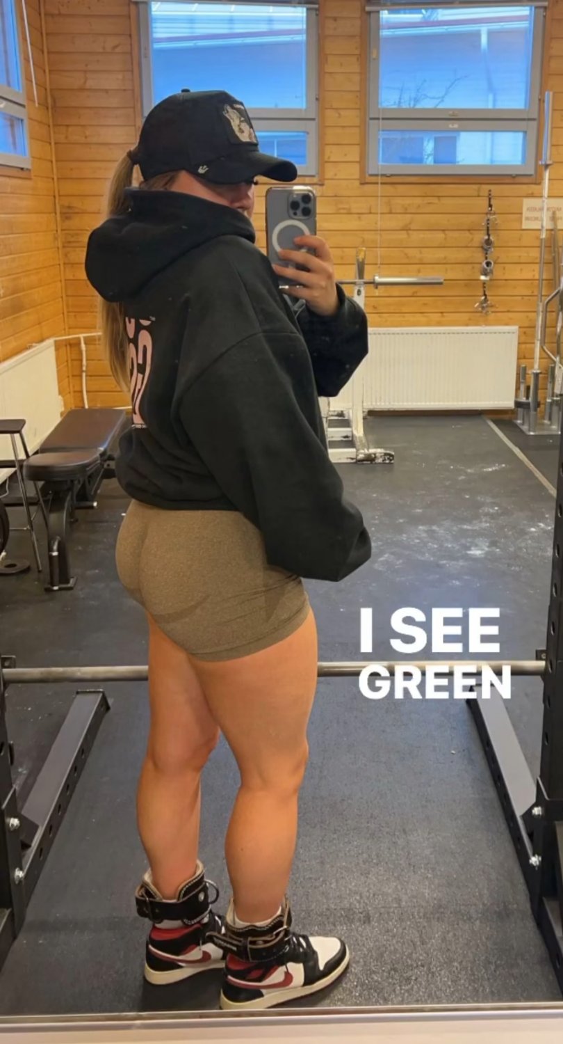 Erstaunliche finnische Fitnessstudio-Hündin Viivi 9