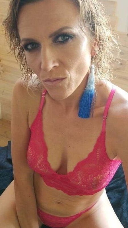 Açık renk saçlı olgun, itaatkâr bir sperm sikicidir 22