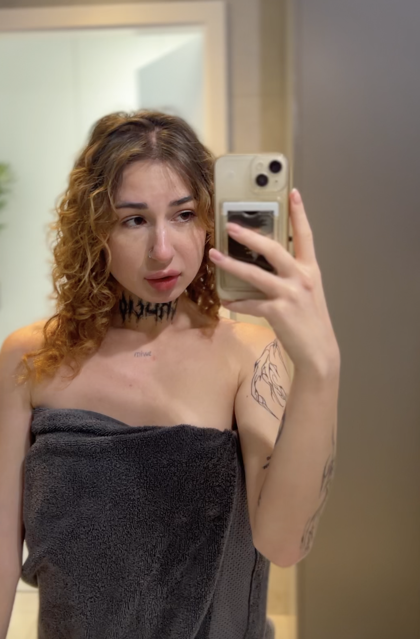 Meine feuchten Brüste werden dich zweimal zum Sperma bringen 1