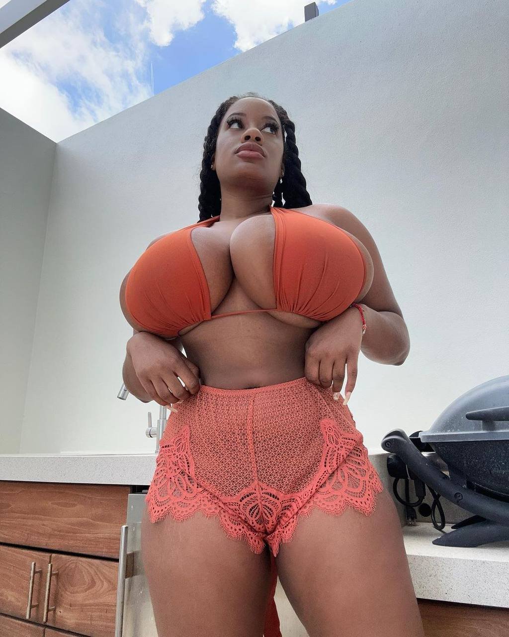 Curvy Ebony Bombshell Shows Off Her Big Tits and Wet Body 2