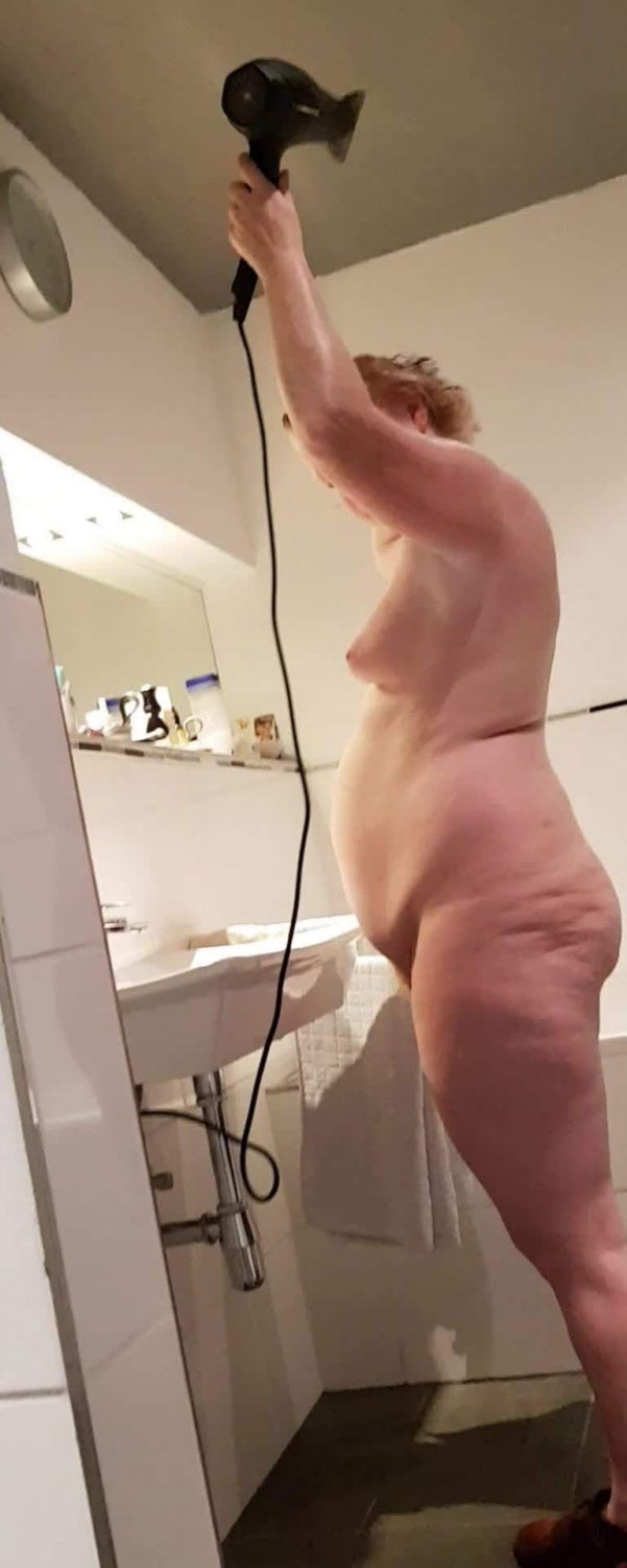 Potrebbe diventare una web hussy di compagnia oppure 2