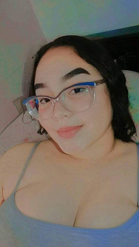 Big-titted Tetona babe flaunts her curves like a goddess 8