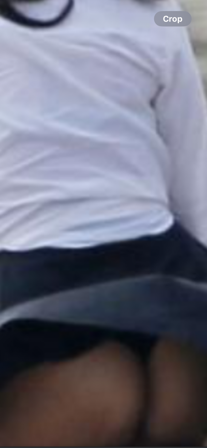 MILF同僚がアップスカートカムでパンティなしで曲がり捕まる 3