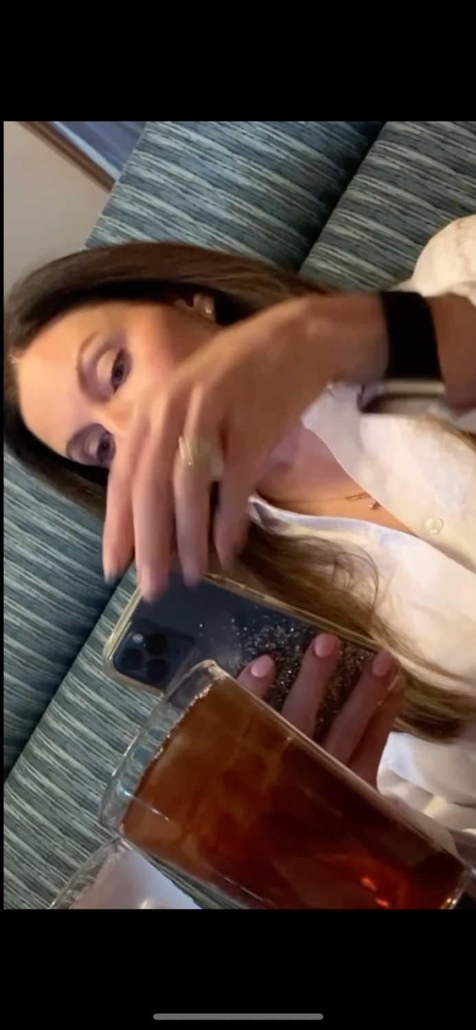 MILF同僚がアップスカートカムでパンティなしで曲がり捕まる 4