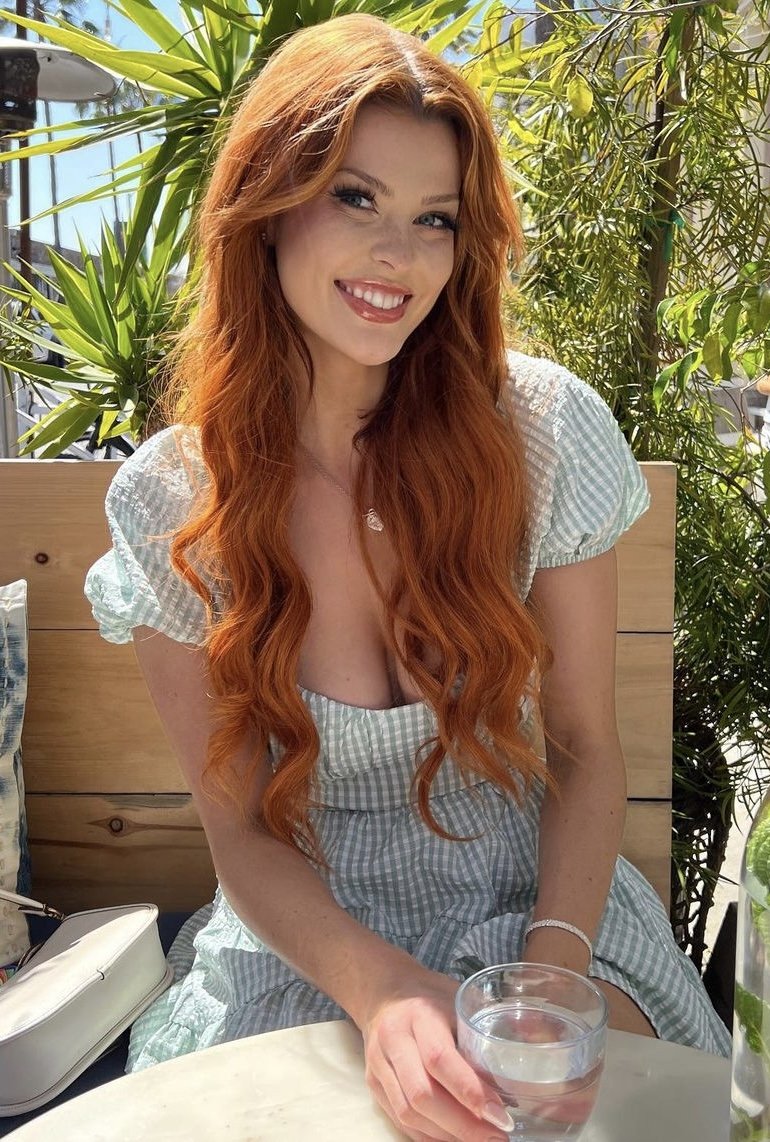 誘惑的レッドヘッドMILFが無視できないホットカーブで誘う 4