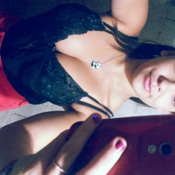 Shy Babe Shows Off Her Curves In Selfie Strip 1