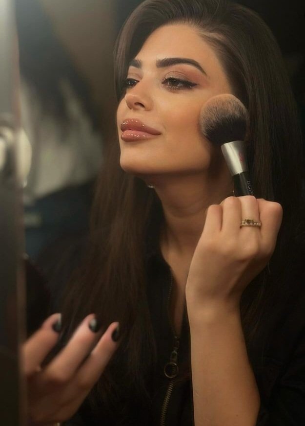 육즙 글래머 발 페디큐어 부인. 2