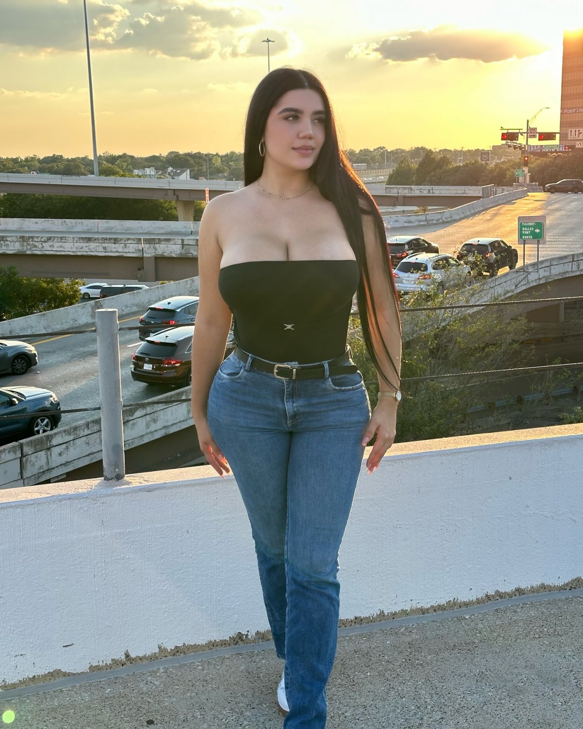 Puta chichona con buen trasero 8