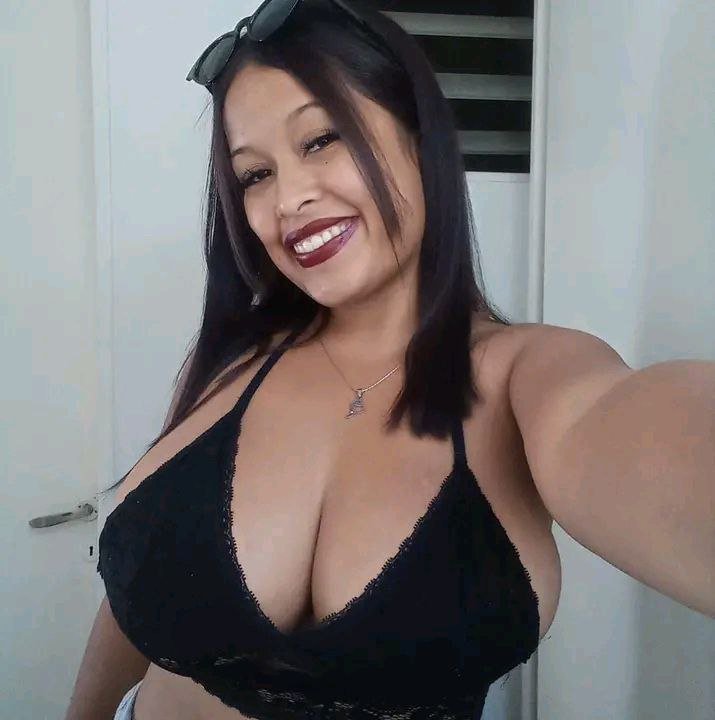 ホットラティーナMILFがあなたの快楽のためにランジェリーでポーズ 1